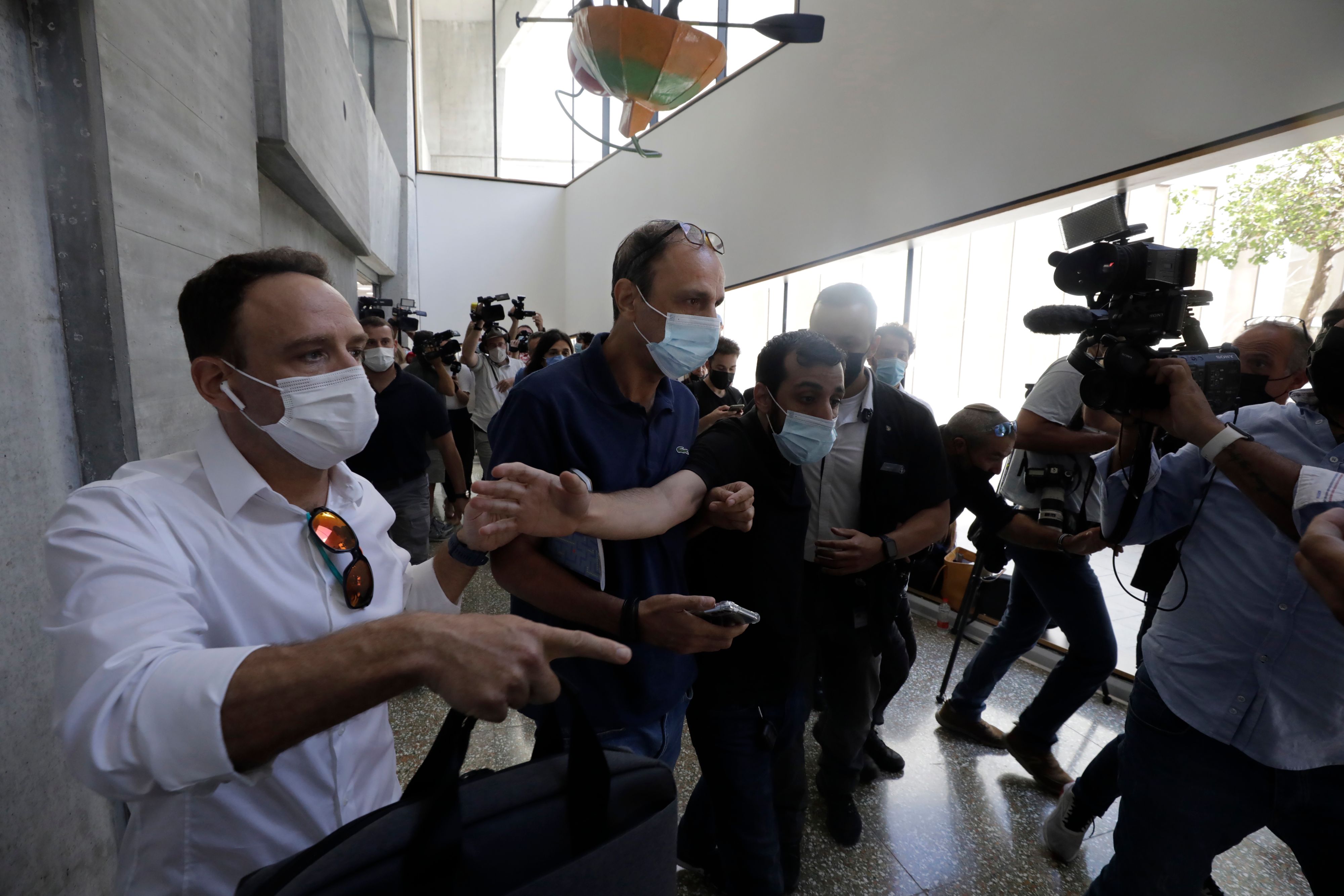 Download von www.picturedesk.com am 23.09.2021 (21:08).  Shmulik Peleg, maternal grandfather of Eitan Biran, who survived a cable car crash in Italy that killed his immediate family, leaves court in Tel Aviv on Thursday, Sept. 23, 2021 for a hearing on charges of kidnapping his grandson. The boy's parents and younger sibling were among 14 killed in May when a cable car slammed into a mountainside in northern Italy. He is now the focus of a custody battle between his maternal grandparents in Israel and his paternal relatives in Italy. (AP Photo/Sebastian Scheiner) - 20210923_PD1123 - Rechteinfo: Rights Managed (RM)