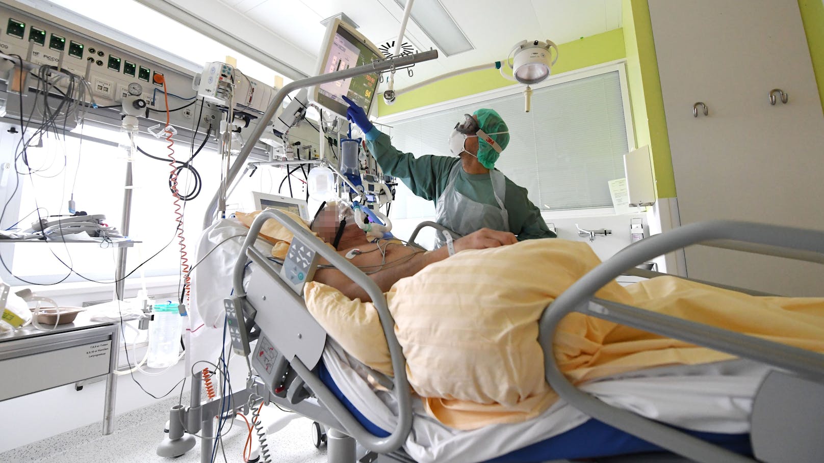 Ein Patient auf der Intensivstation des Universitätsklinikums Tulln