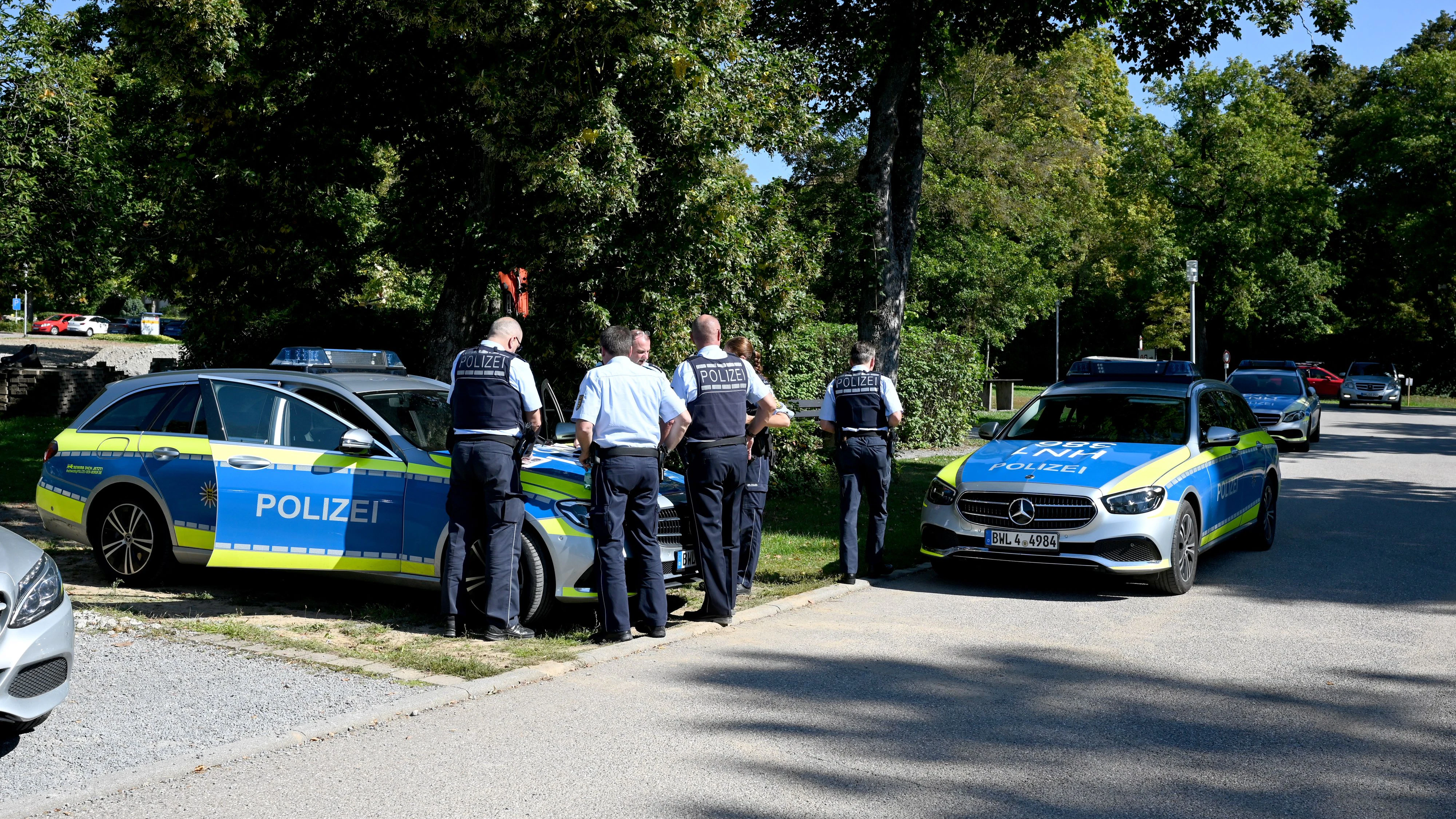 Download von www.picturedesk.com am 23.09.2021 (16:52).  23 September 2021, Baden-Wuerttemberg, Weinsberg: Police officers discuss in front of the clinic at the Weissenhof in Weinsberg. Prisoners had previously escaped from the psychiatric hospital. Photo: Bernd Weißbrod/dpa - 20210923_PD3194 - Rechteinfo: Rights Managed (RM)