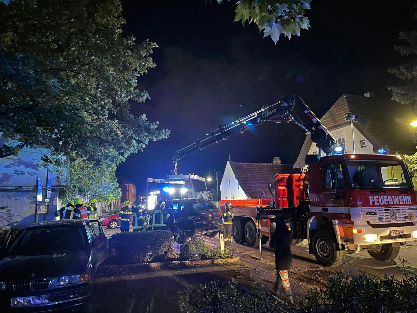 Ein Lenker krachte in ein geparktes Auto.