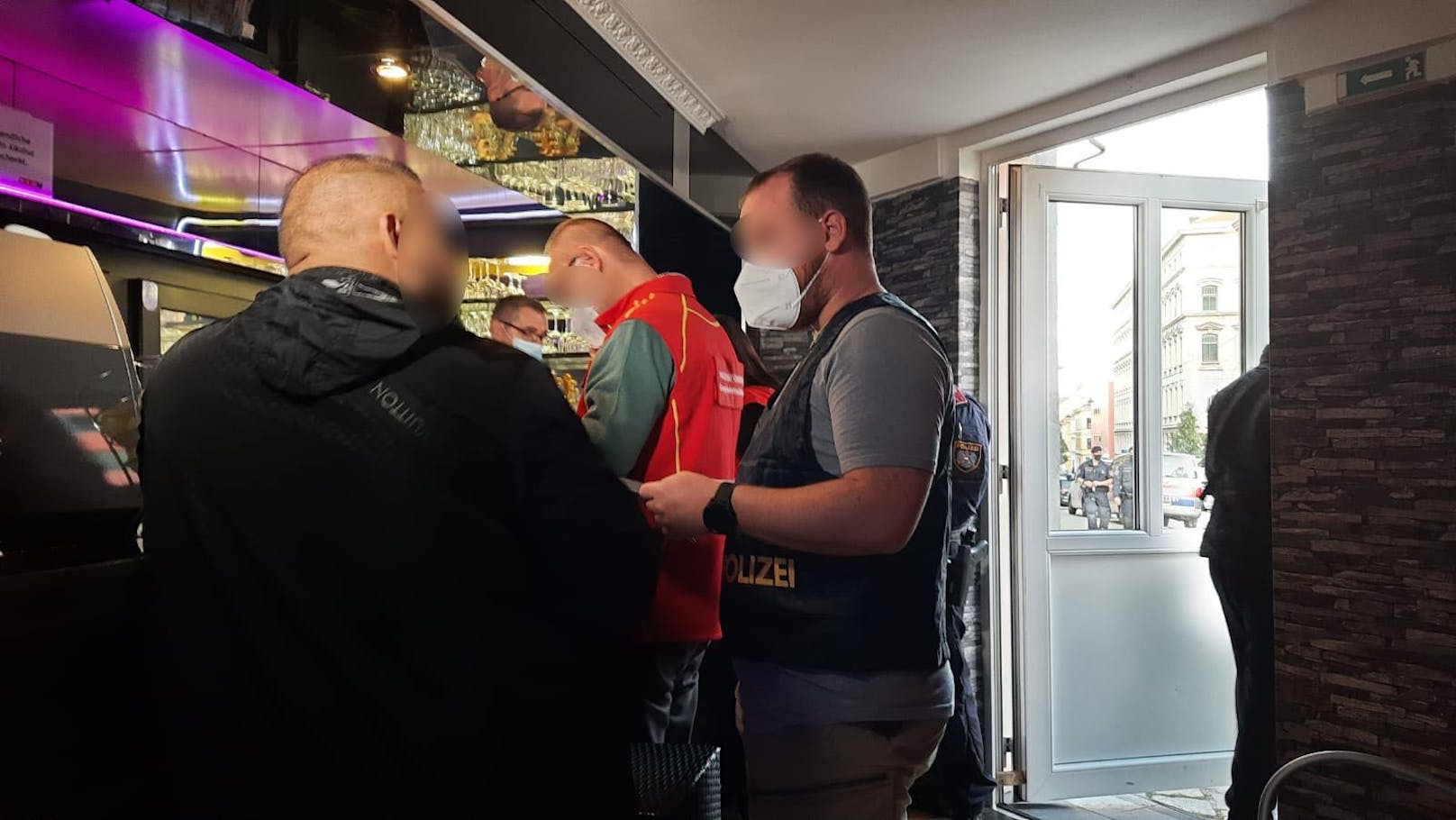 Aktion Scharf in Wien: Polizei kontrolliert die 3G-Nachweise in der Gastro.