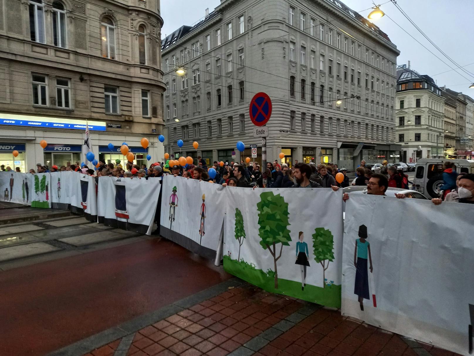 Ein Banner illustriert, wie die Wallensteinstraße nach einer Umgestaltung aussehen könnte.