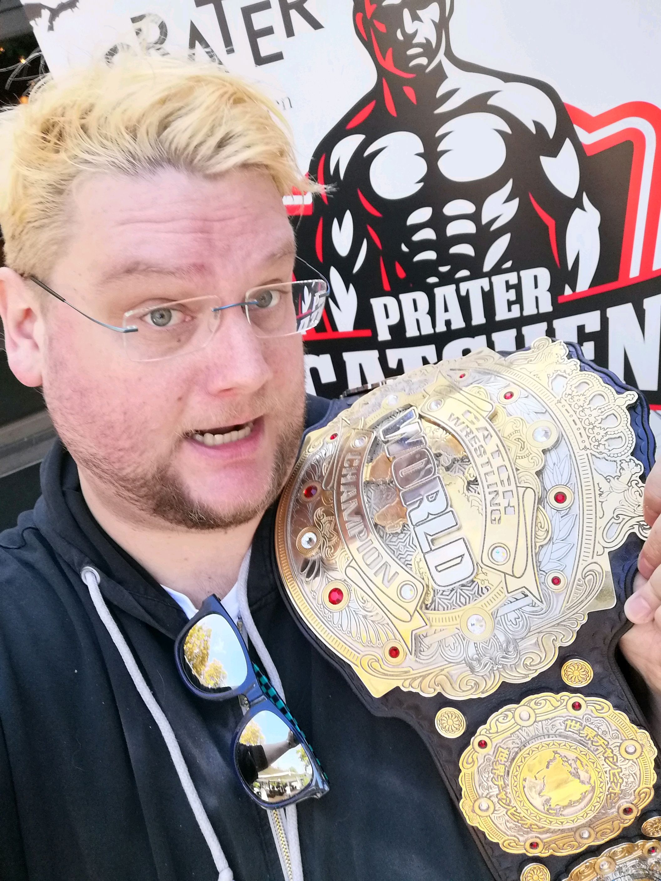 "Heute"-Wrestling-Experte Pippo Platzer durfte den WM-Gürtel "anprobieren", mehr als sieben Kilo wiegt das gute Stück