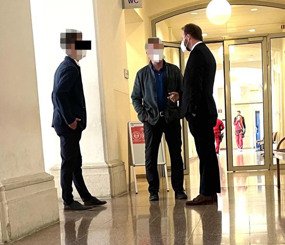 Der Angeklagte (l.) mit Vater und Anwalt
