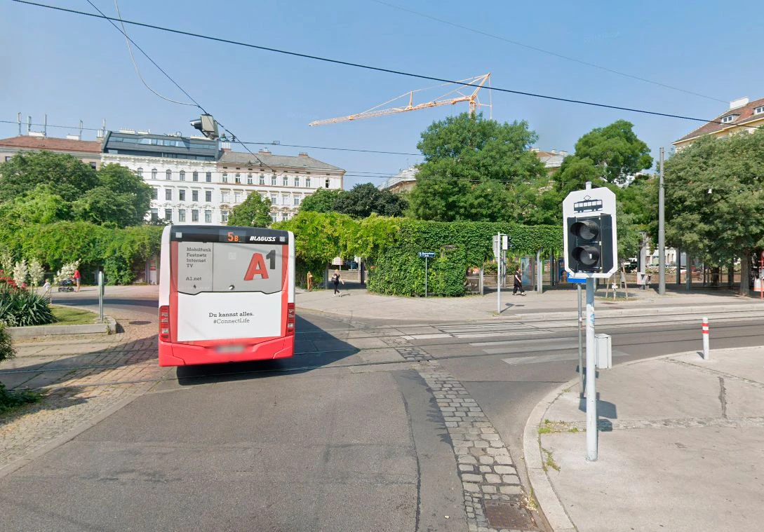 An diesem Zebrastreifen an der Ausfahrt Klosterneuburger Straße des Kreisverkehrs Gaußplatz kam es zur Kollision.