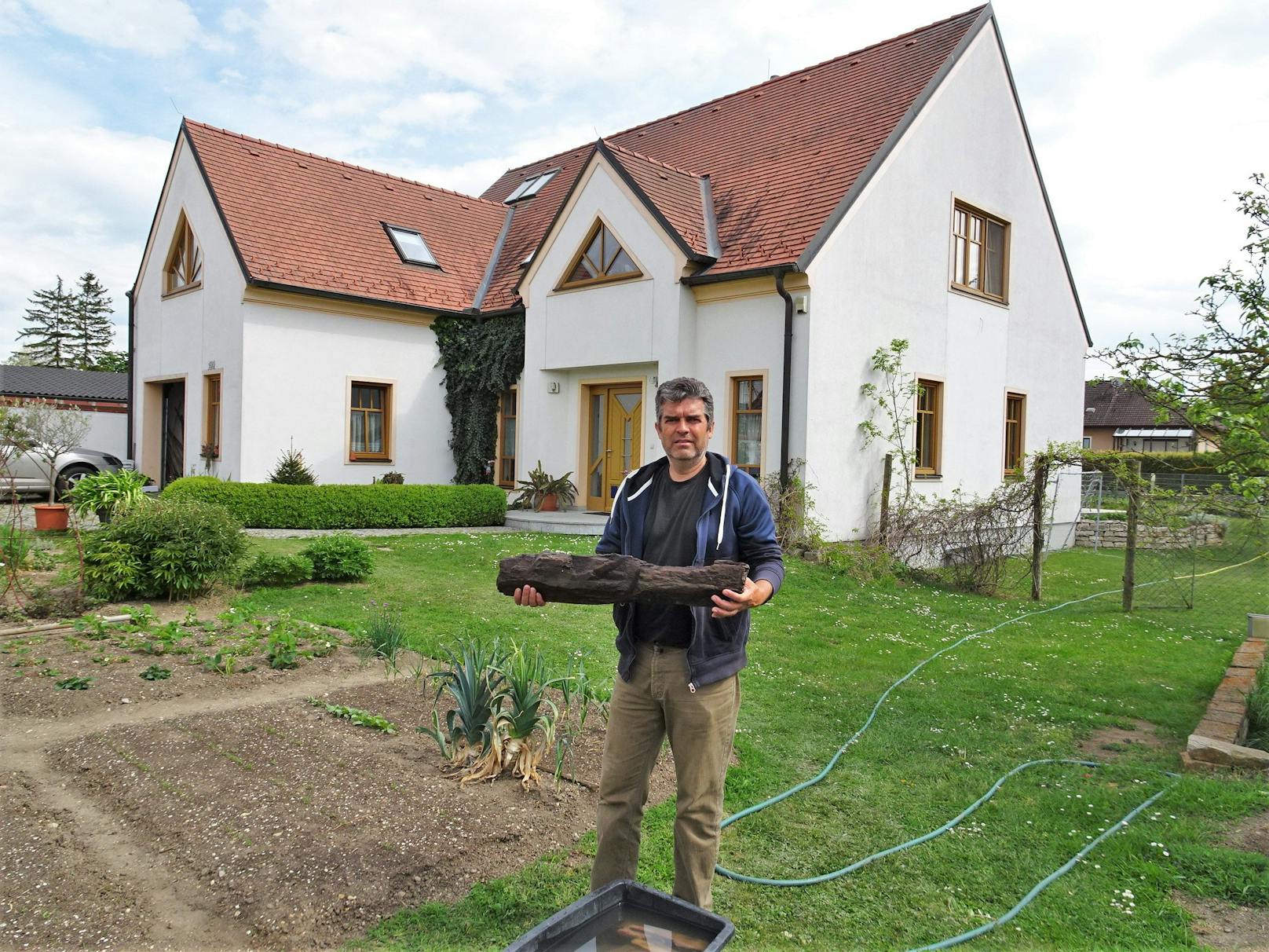 Gerald Patscha aus Aspersdorf (NÖ) fand in seinem Vorgarten beim Graben eines Brunnens 1.000 Jahre alte Holzstücke eines mittelalterlichen Brunnenschachtes. 