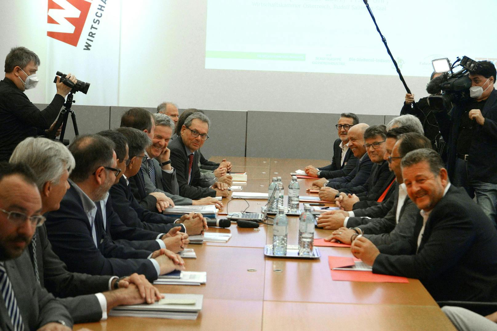 Die Verhandlungsteams der Arbeitgeber (L.) und der Arbeitnehmer im Rahmen des Starts der Metaller KV-Verhandlungen am Donnerstag, 23. September 2021, in Wien.