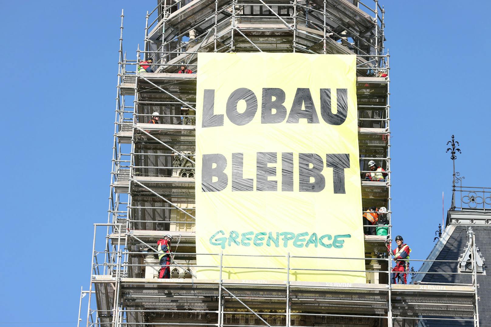 Seit heute Früh halten Aktivisten der Umweltorganisation Greenpeace das Wiener Rathaus besetzt. Mit einem rund 10 Meter langen Transparent protestieren sie gegen die "Betonpolitik" von Stadtchef Ludwig (SPÖ).