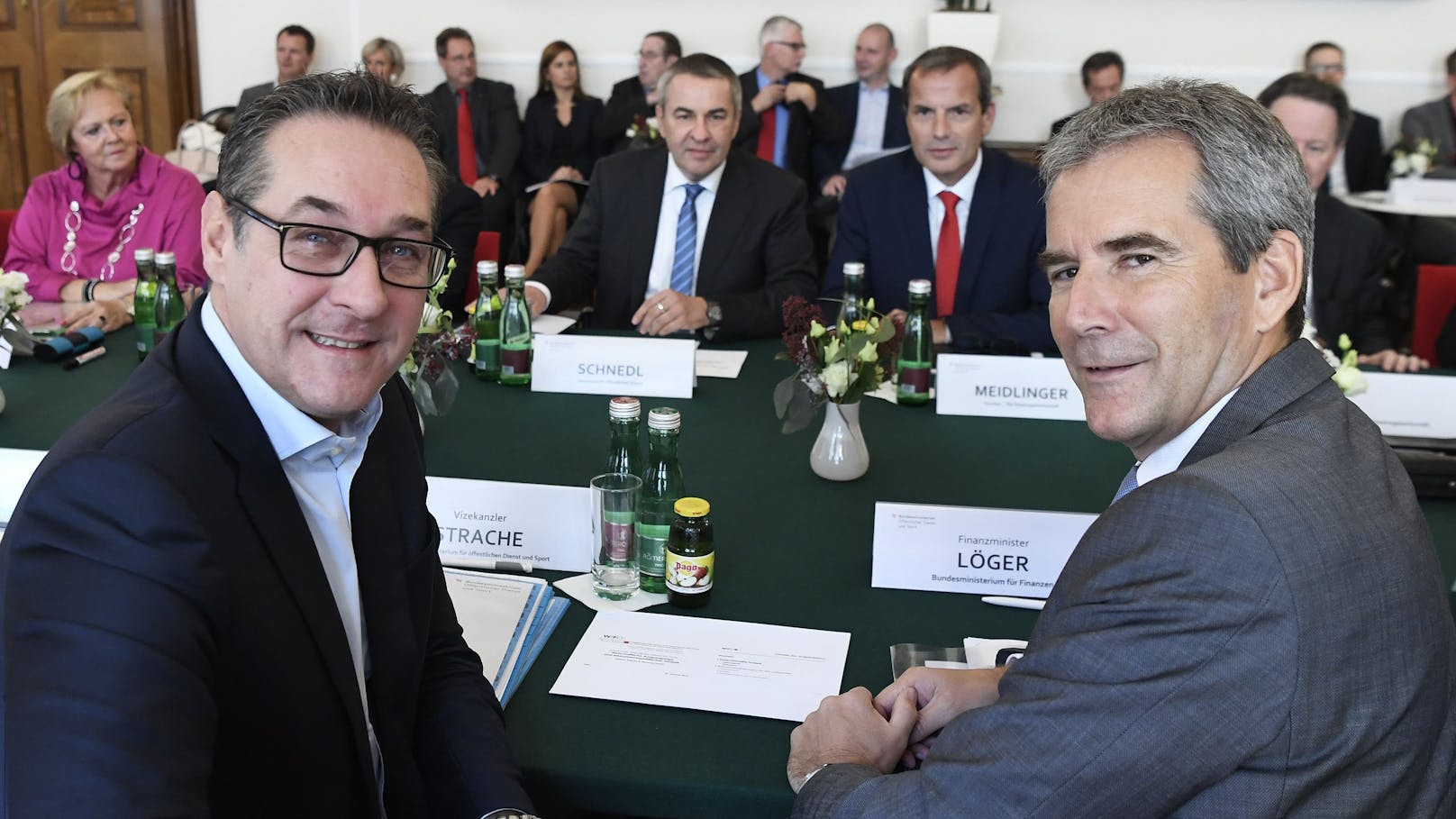 Ex-Vizekanzler <strong>Heinz-Christian Strache</strong> und Ex-Finanzminister <strong>Hartwig Löger</strong> vor Beginn der ersten Runde der Beamtengehaltsverhandlungen 2018
