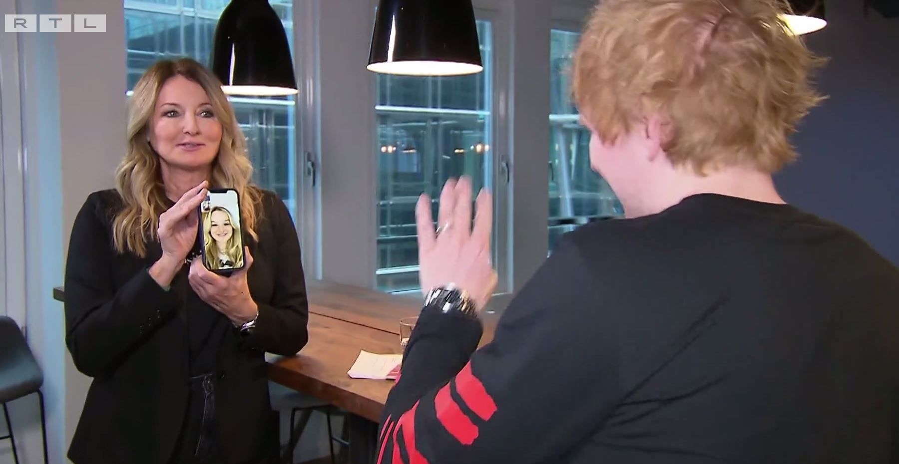 Frauke Ludowig zeigt Ed Sheeran ihre Tochter.