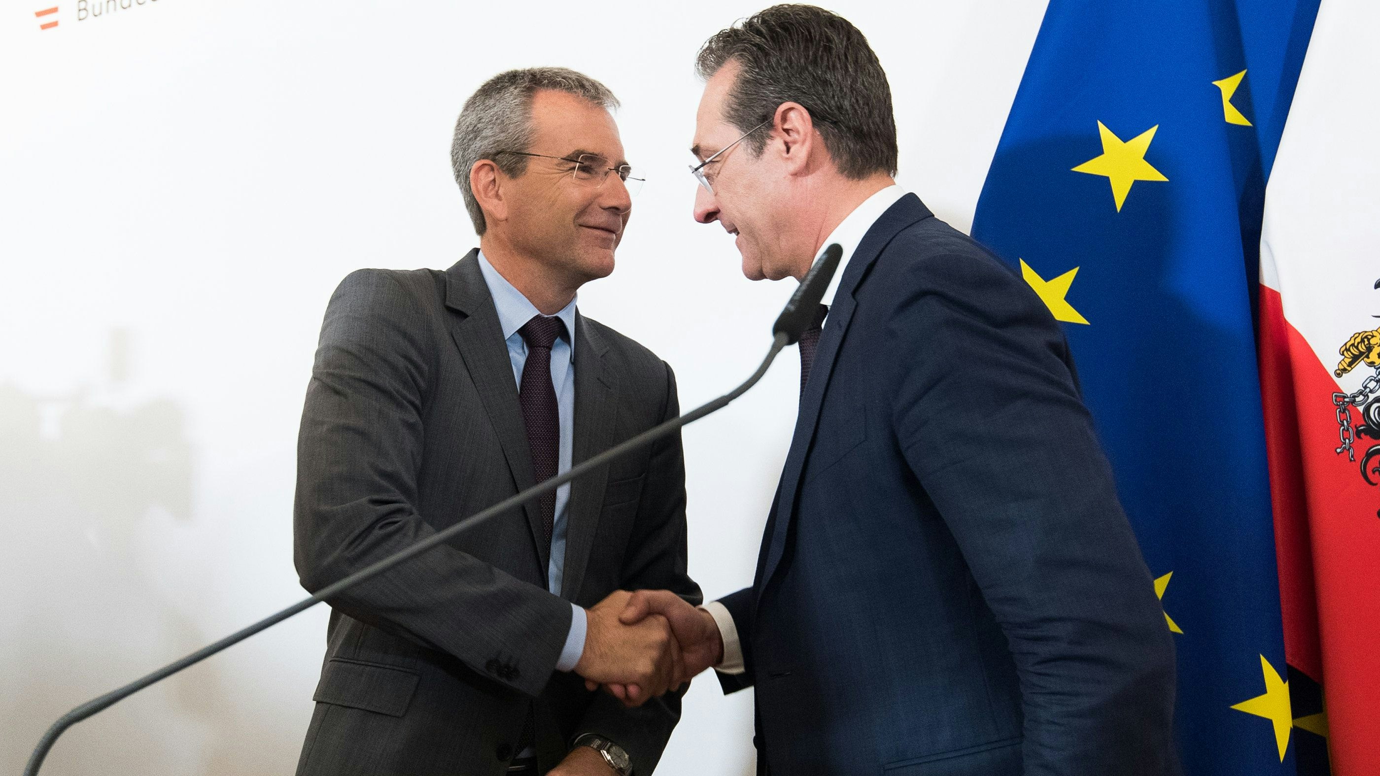 Download von www.picturedesk.com am 23.09.2021 (11:53).  30.04.2019, Bundeskanzleramt, Wien, AUT, Bundesregierung, Pressekonferenz zur Presentation der Steuerreform, im Bild Finanzminister Hartwig Löger (ÖVP) und Vizekanzler Heinz-Christian Strache (FPÖ) // Austrian Minister for Finance Hartwig Loeger and Austrian Vice Chancellor Heinz-Christian Strache during media conference due to fiscal reform at federal chancellors office in Vienna, Austria on 2019/04/30 EXPA Pictures © 2019, PhotoCredit: EXPA/ Michael Gruber - 20190502_PD1688 - Rechteinfo: Rights Managed (RM)