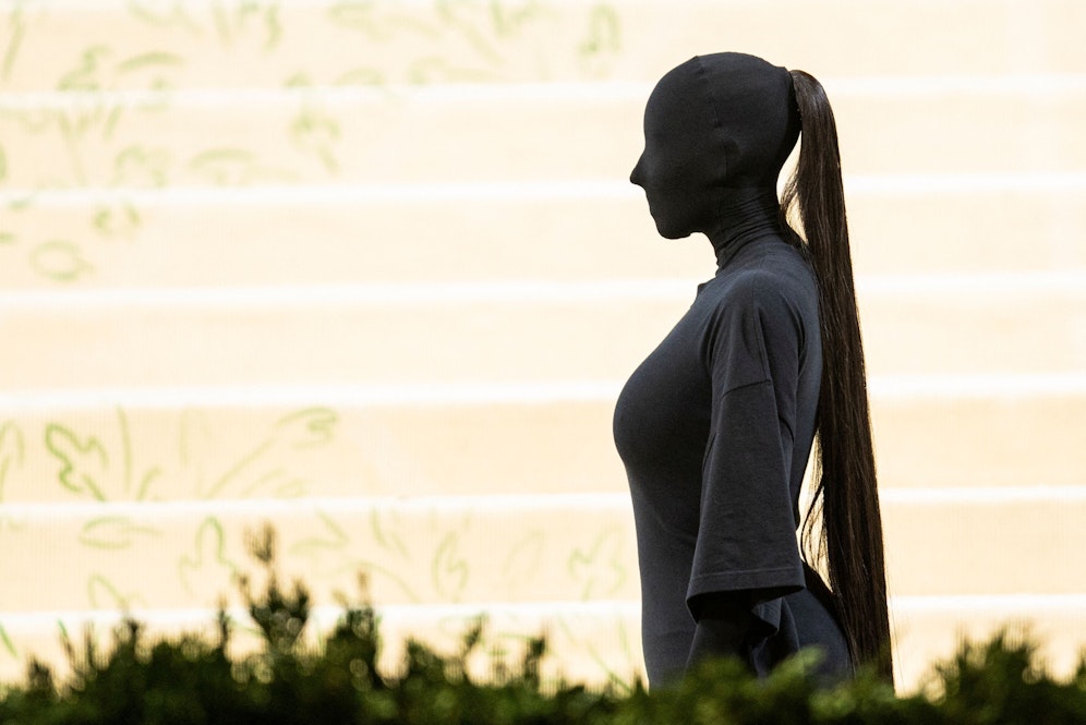 Kim Kardashian erschien bei der MET Gala 2021 in einem All-over-Look von Balenciaga.