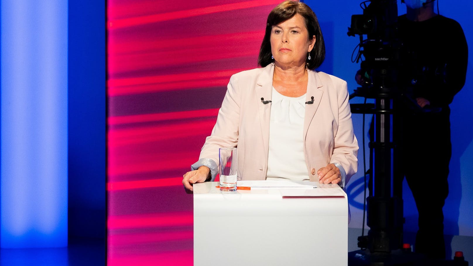 SPOÖ-Chefin Birgit Gerstorfer erntet harsche Kritik für die Corona-Impfplakate.
