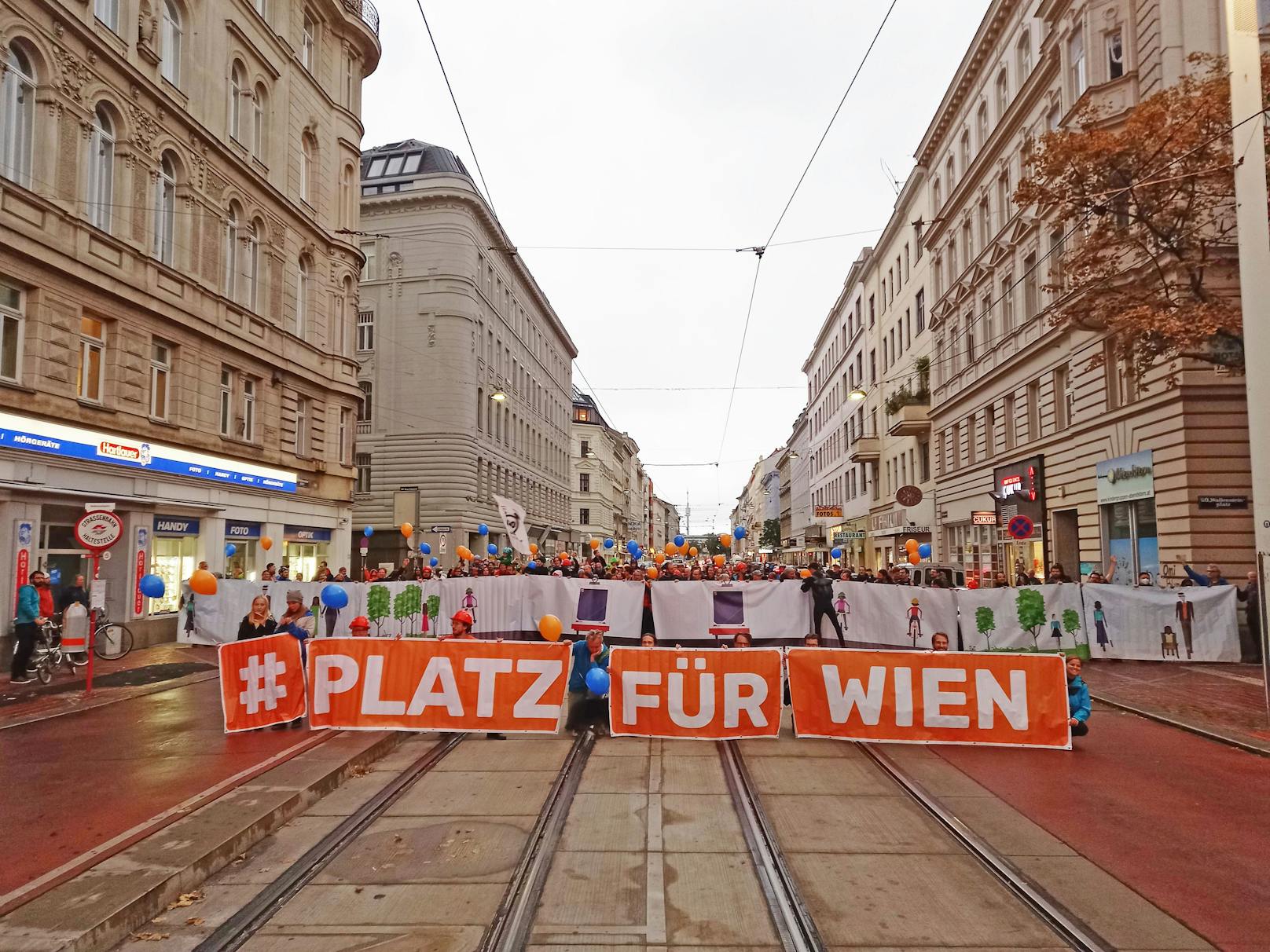 In einer gemeinsamen Aktion sperrten Bürgerinitiativen die Wallensteinstraße in Wien-Brigittenau. Gefordert wurde eine Verkehrsberuhigung und Umgestaltung des 30 Meter breiten Straßenzugs zugunsten von Fußgängern und Radfahrern.