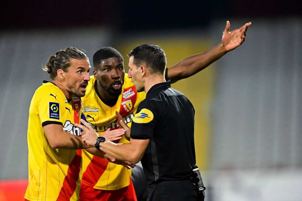 Kevin Danso (Mitte) wird vom Feld geschickt.