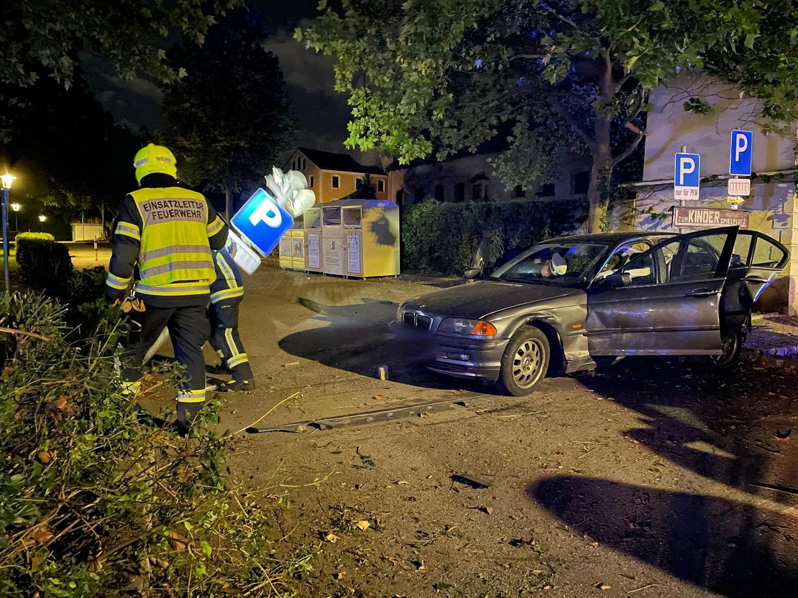 Ein Lenker krachte in ein geparktes Auto.