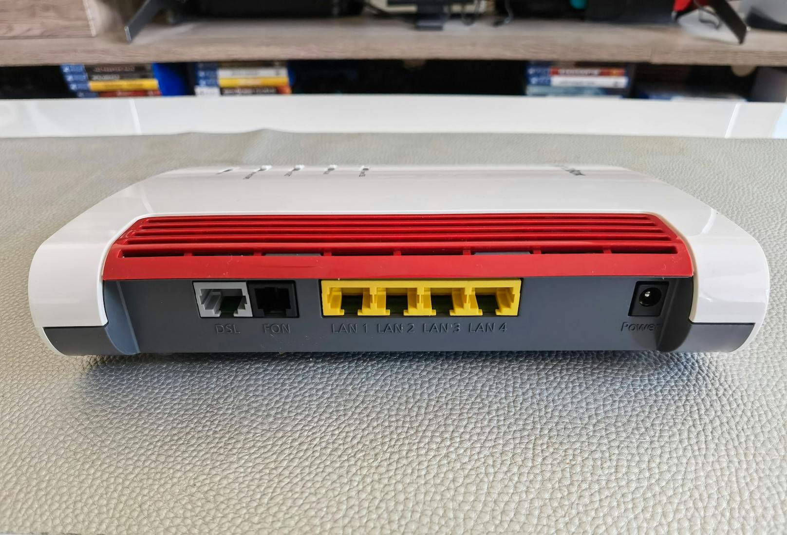 Als Anschlüsse stehen an der neuen Fritz!Box vier Gigabit-LAN-Anschlüsse und ein USB-2.0-Anschluss bereit.