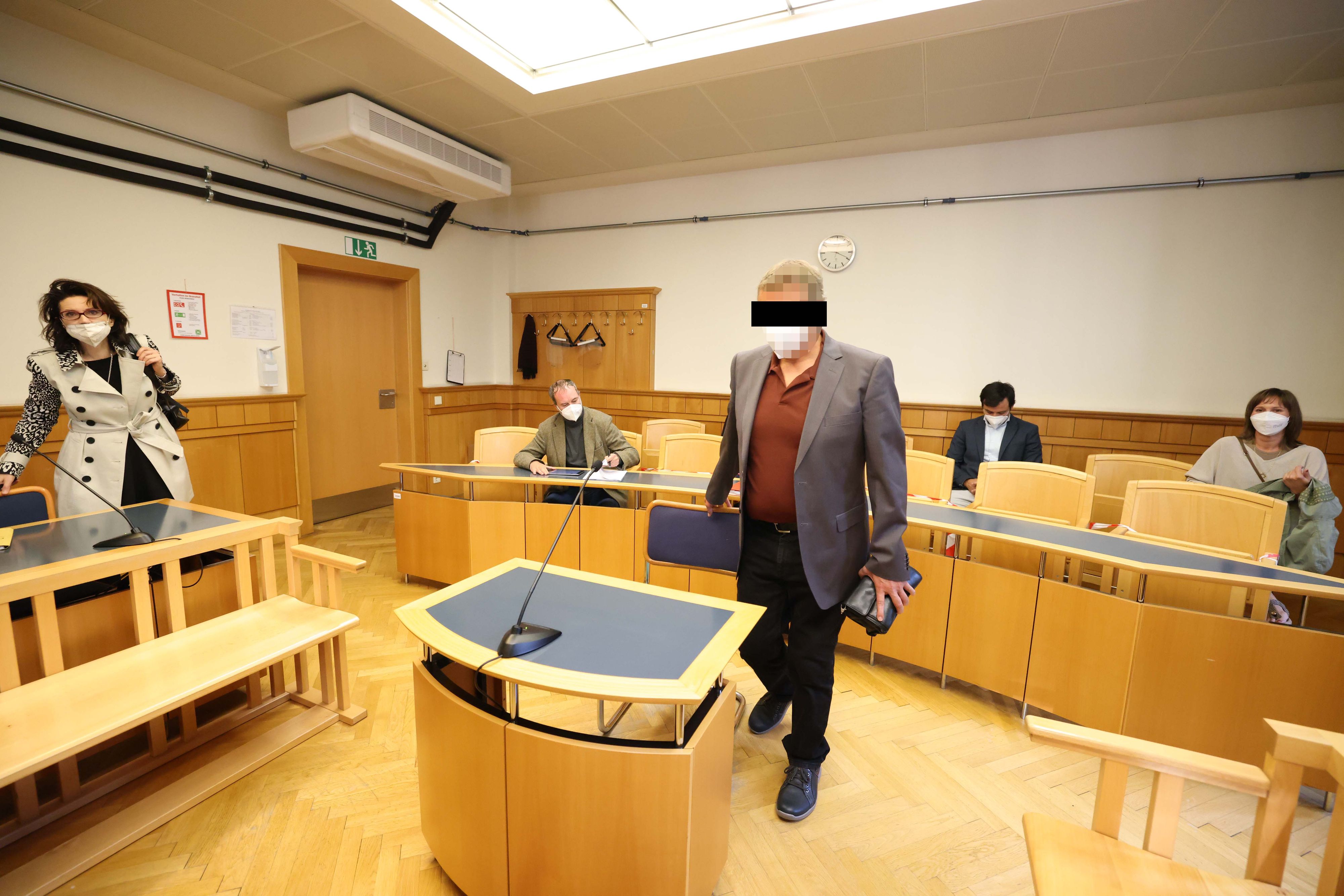 Ein 55-jähriger Krankenpfleger stand wegen einer Affäre mit einer Patientin vor Gericht.