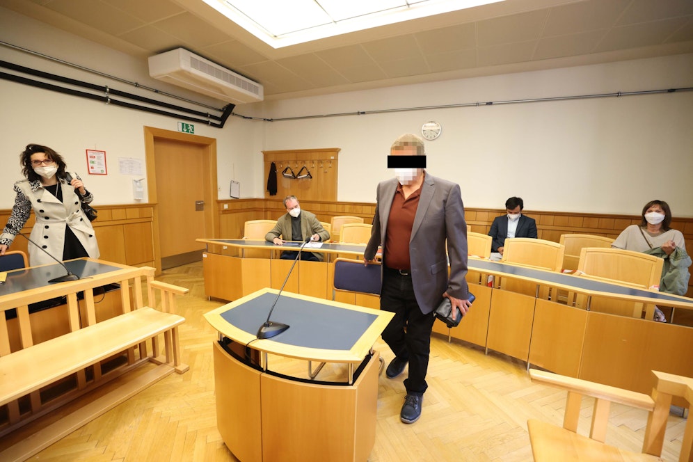 Ein 55-jähriger Krankenpfleger stand wegen einer Affäre mit einer Patientin vor Gericht, links Anwältin Astrid Wagner.