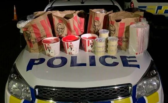 Die beiden Männer wurden mit Kübeln voller Chicken Wings beim Quarantäne-Bruch erwischt.