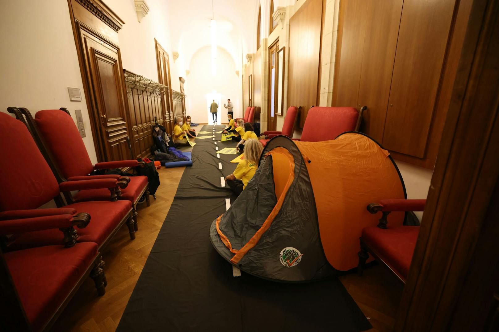 Die nehmen das gelassen und bereiten sich mit Zelt und Schlafsäcken schon auf eine Übernachtung im Rathaus vor.