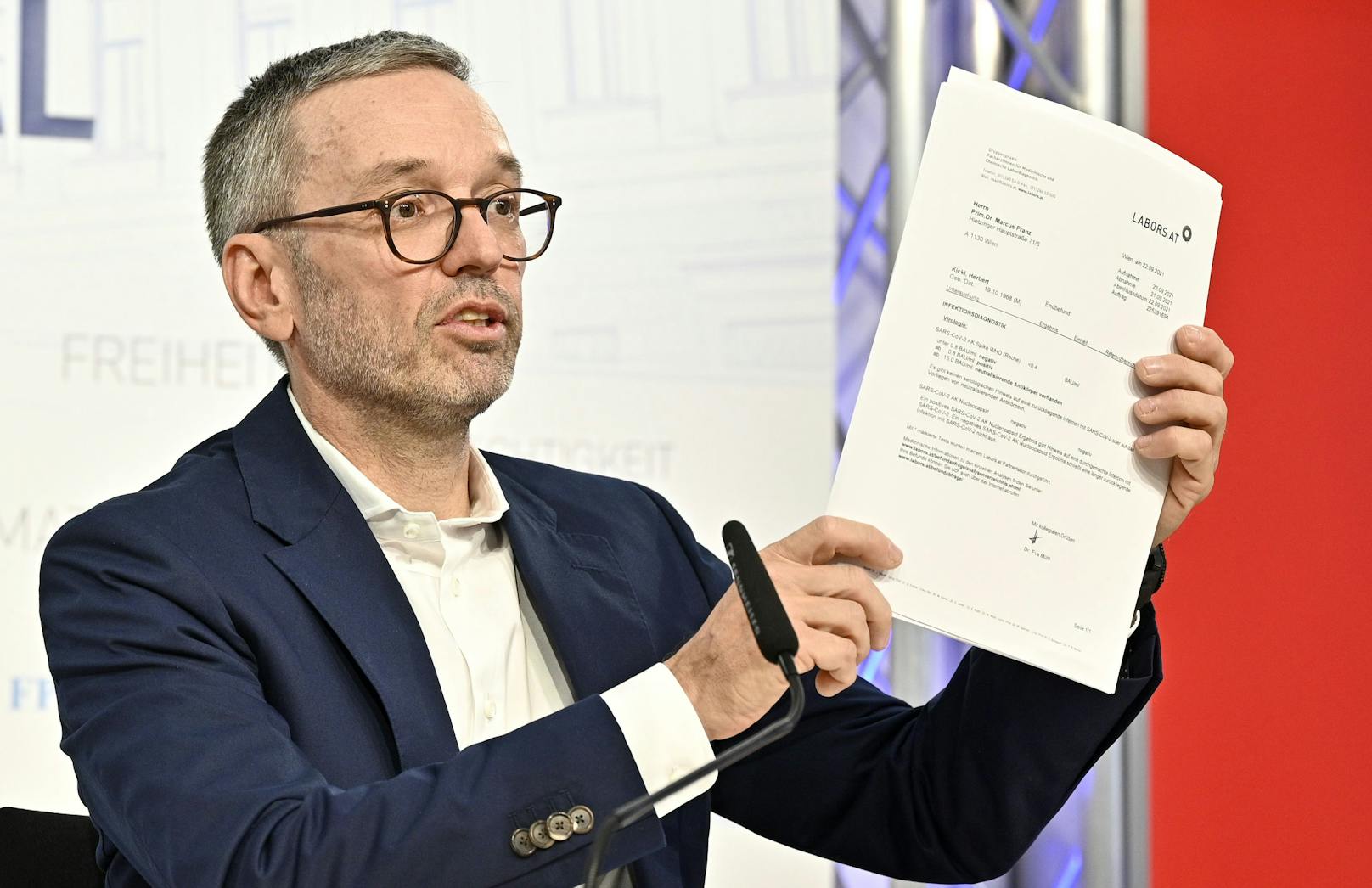 FPÖ-Chef Herbert Kickl trat am Freitag bei seiner "persönlichen Erklärung" den Impfbeweis an.