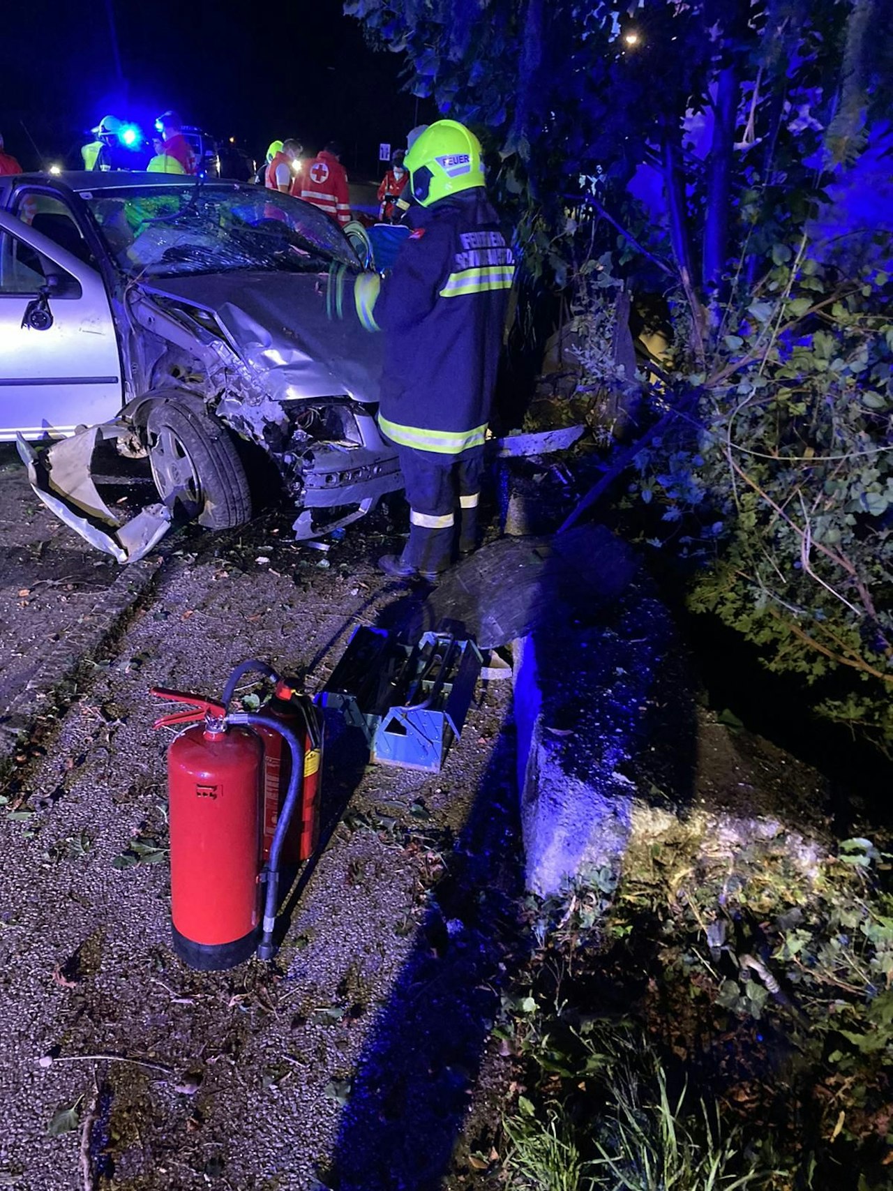 Heute.at - Lenker (19) rammte Betonsockel - zwei Schwerverletzte