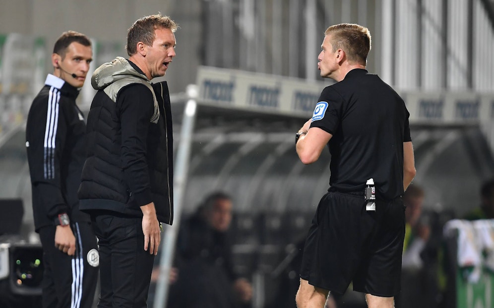Bayern-Coach Julian Nagelsmann wird verwarnt. 