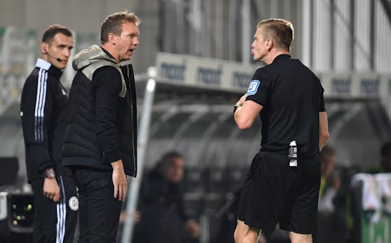 Bayern-Coach Julian Nagelsmann wird verwarnt.