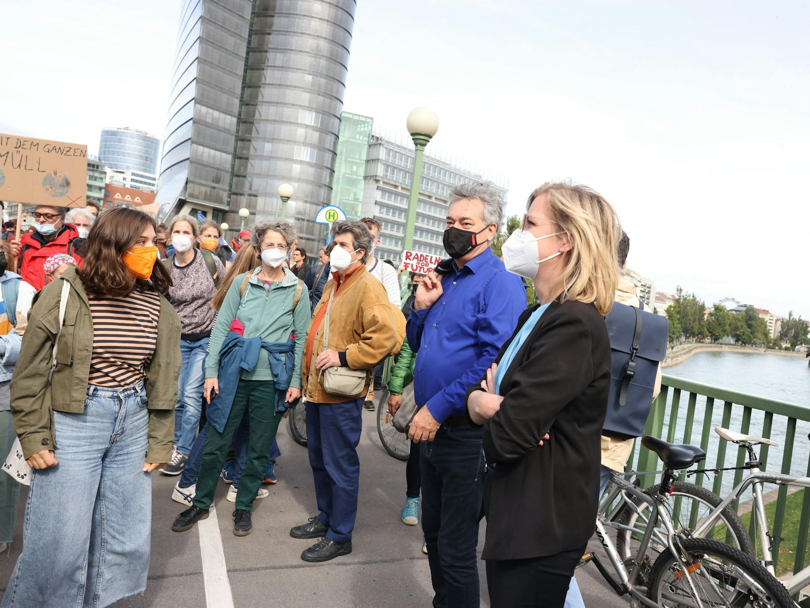 Auch Klimaschutzministerin Leonore Gewessler und Vizekanzler Werner Kogler kamen zur Demo.