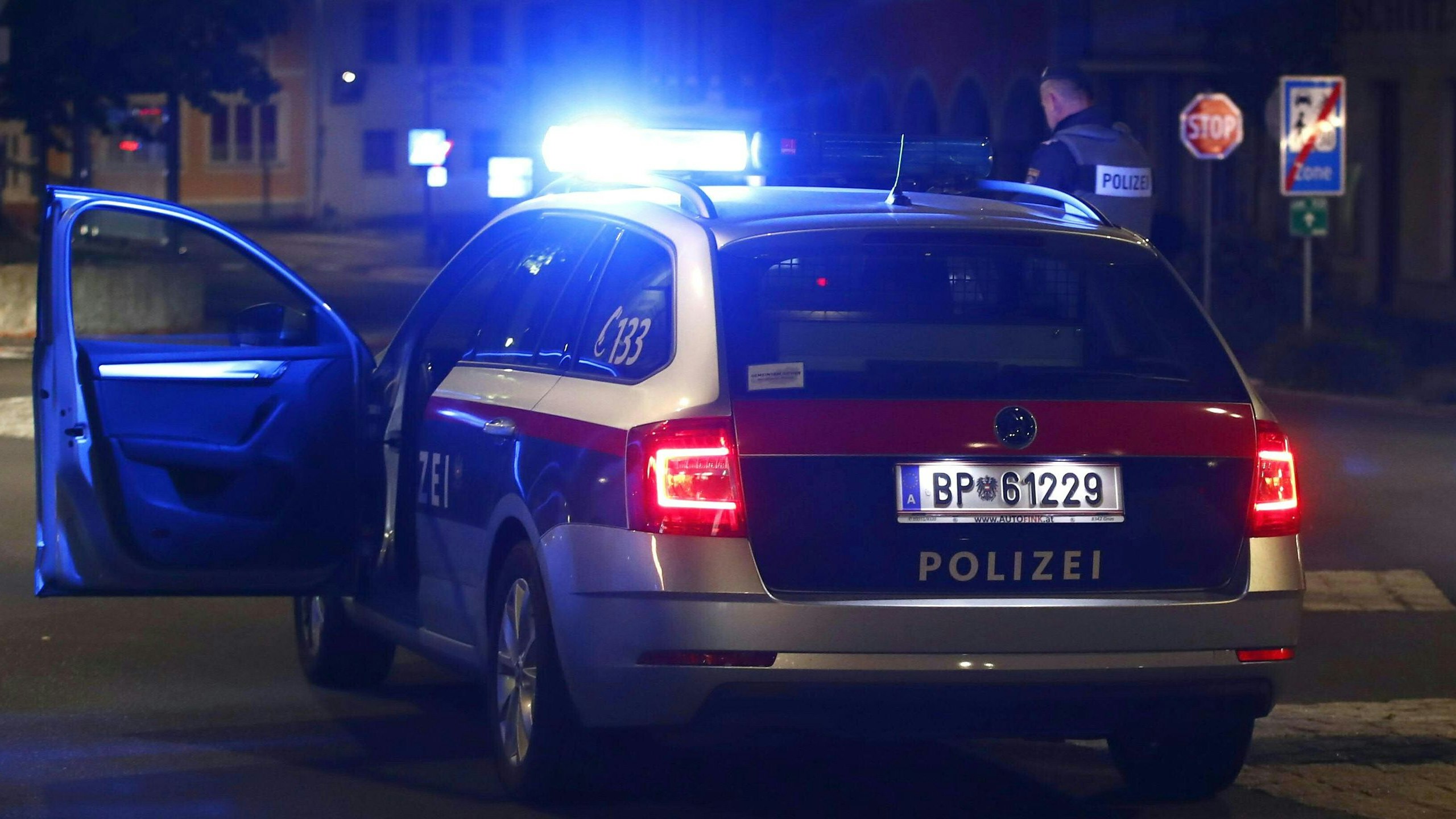 Download von www.picturedesk.com am 24.09.2021 (19:38).  ABD0181_20190919 - GNAS - ÖSTERREICH: ZU APA0500 VOM 19.9.2019 - Ein Mann hat am Donnerstagabend, 19. September 2019, im südoststeirischen Gnas auf ein Polizeiauto geschossen. Verletzte gab es keine. Die Spezialeinheit Cobra und die Verhandlungsgruppe wurden sofort zum Einsatz beordert. Im Bild: Einsatzkräfte am Tatort. - FOTO: APA/ERWIN SCHERIAU - 20190919_PD8776 - Rechteinfo: Rights Managed (RM)