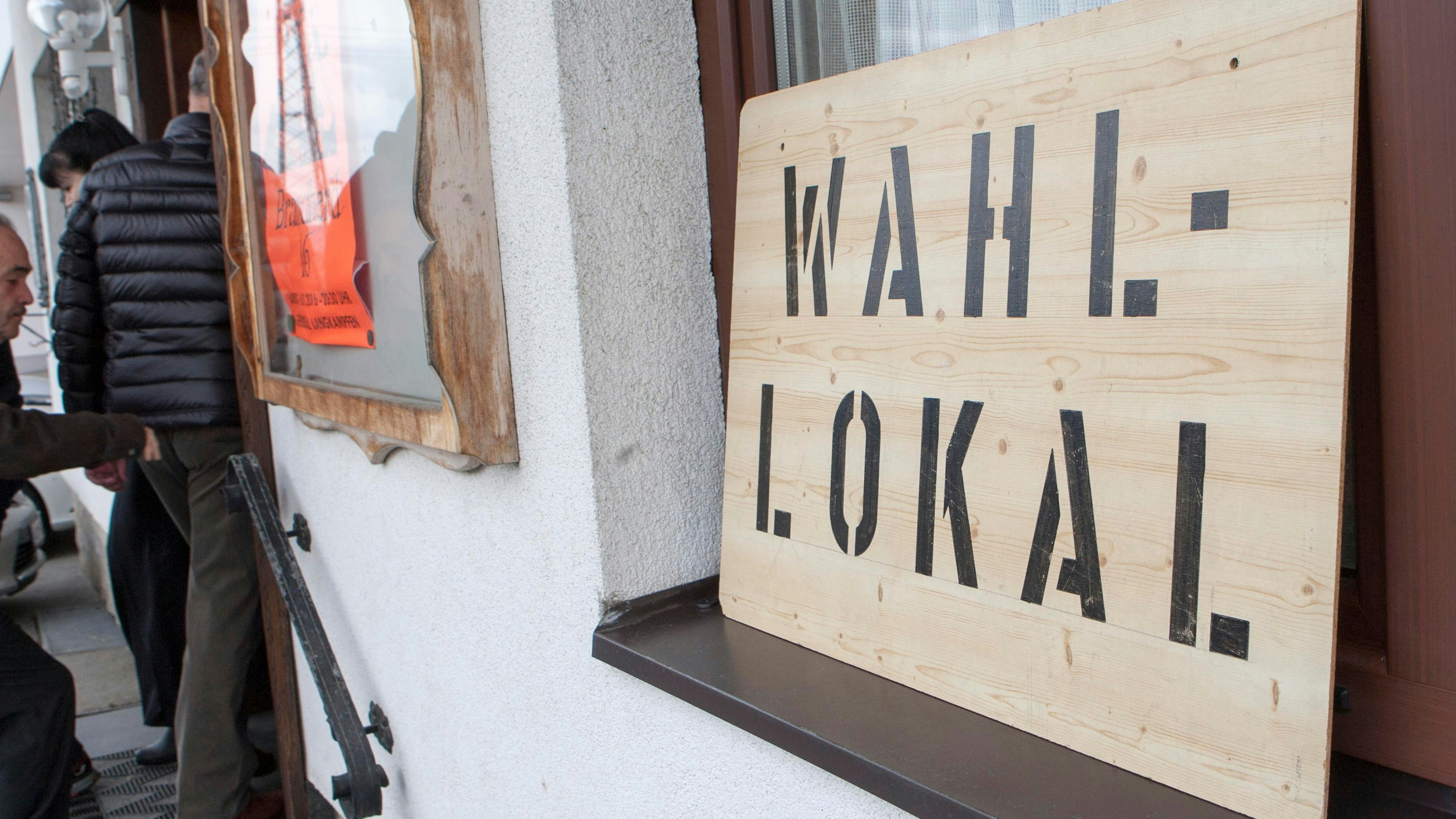 Download von www.picturedesk.com am 24.09.2021 (11:46).  AUT, 2016-02-28; THEMENBILD FEATURE GEMEINDERATS- UND BUERGERMEISTERWAHLEN 2016 IN TIROL - WAHLLOKAL; Foto: Roland Muehlanger - 20160228_PD0356 - Rechteinfo: Rights Managed (RM)