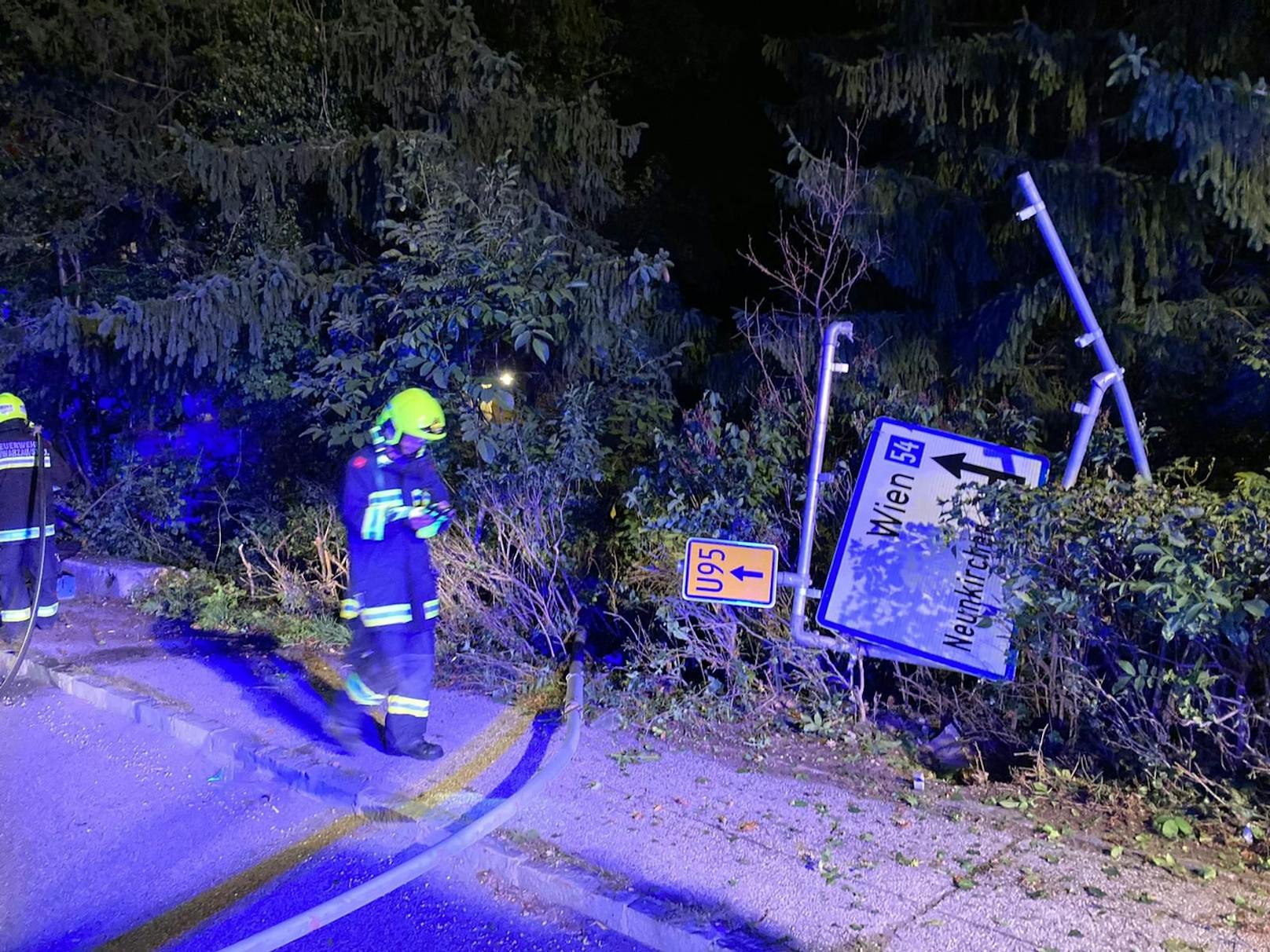 Pkw-Lenker rammte einen Betonsockel.