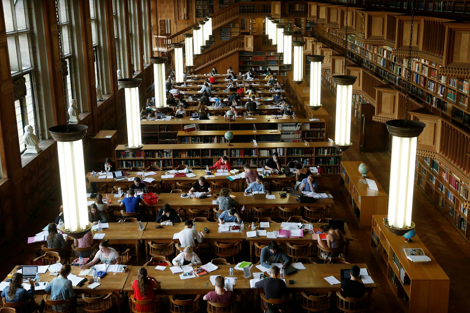 Studenten in der Bibliothek der Universität Löwen