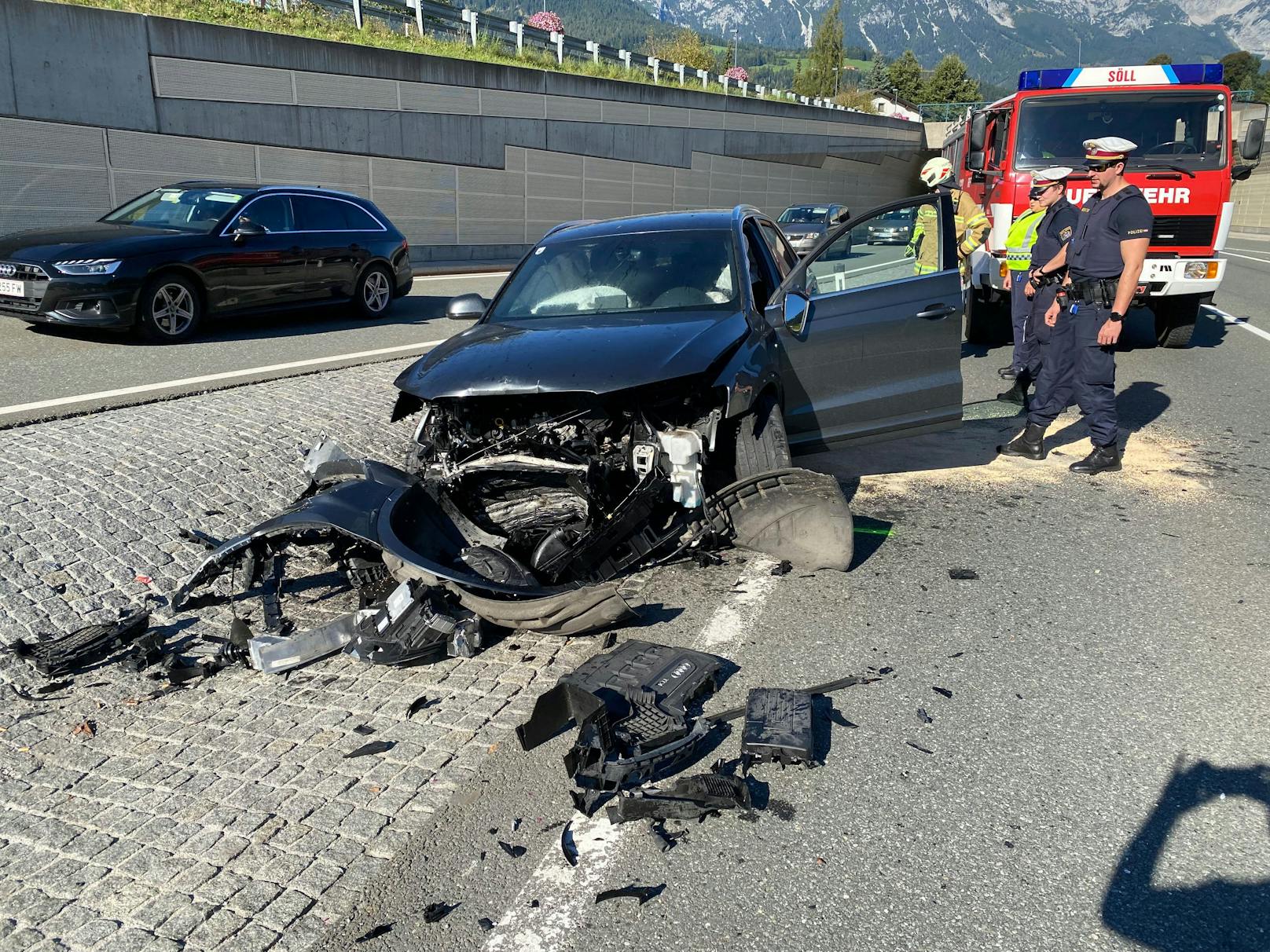 Schwerer Verkehrsunfall am 23. September 2021 auf der Loferer Bundesstraße in Söll. Ein Fahranfänger (17) war am Steuer seines Audi eingeschlafen.