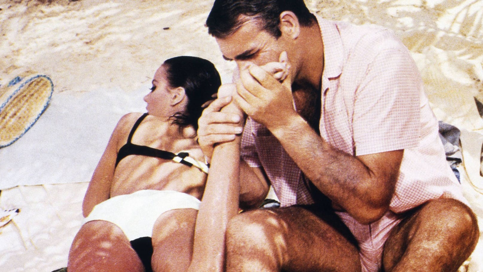 Sean Connery als James Bond in "Feuerball" mit Claudine Auger als "Domino".