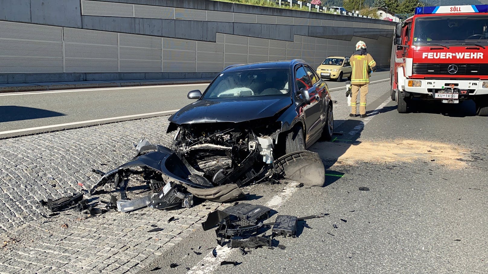 Schwerer Verkehrsunfall am 23. September 2021 auf der Loferer Bundesstraße in Söll. Ein Fahranfänger (17) war am Steuer seines Audi eingeschlafen.