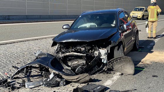Schwerer Verkehrsunfall am 23. September 2021 auf der Loferer Bundesstraße in Söll. Ein Fahranfänger (17) war am Steuer seines Audi eingeschlafen.