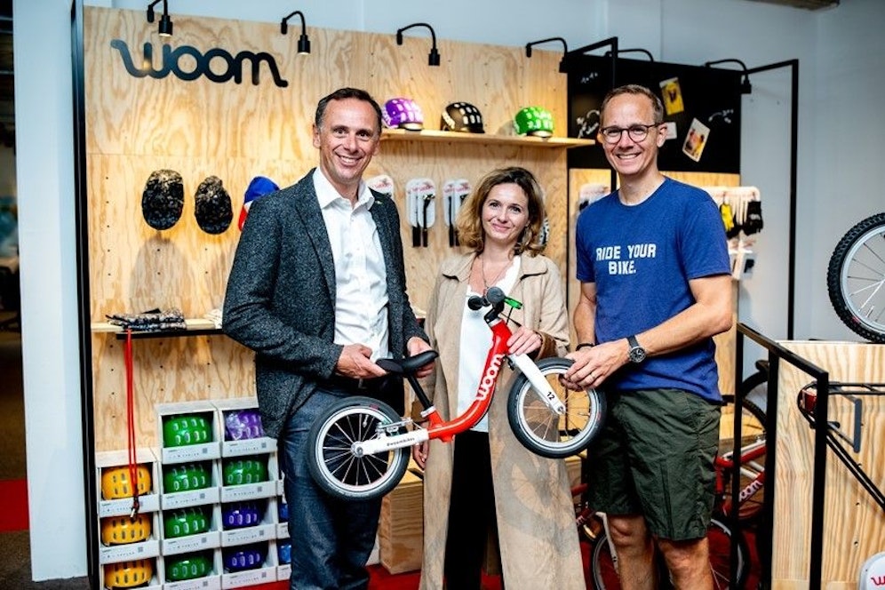 Wirtschaftslandesrat Jochen Danninger, Daniela Melchardt, ecoplus Projektmanagerin im Investorenservice und woom Gründer und CEO Marcus Ihlenfeld.