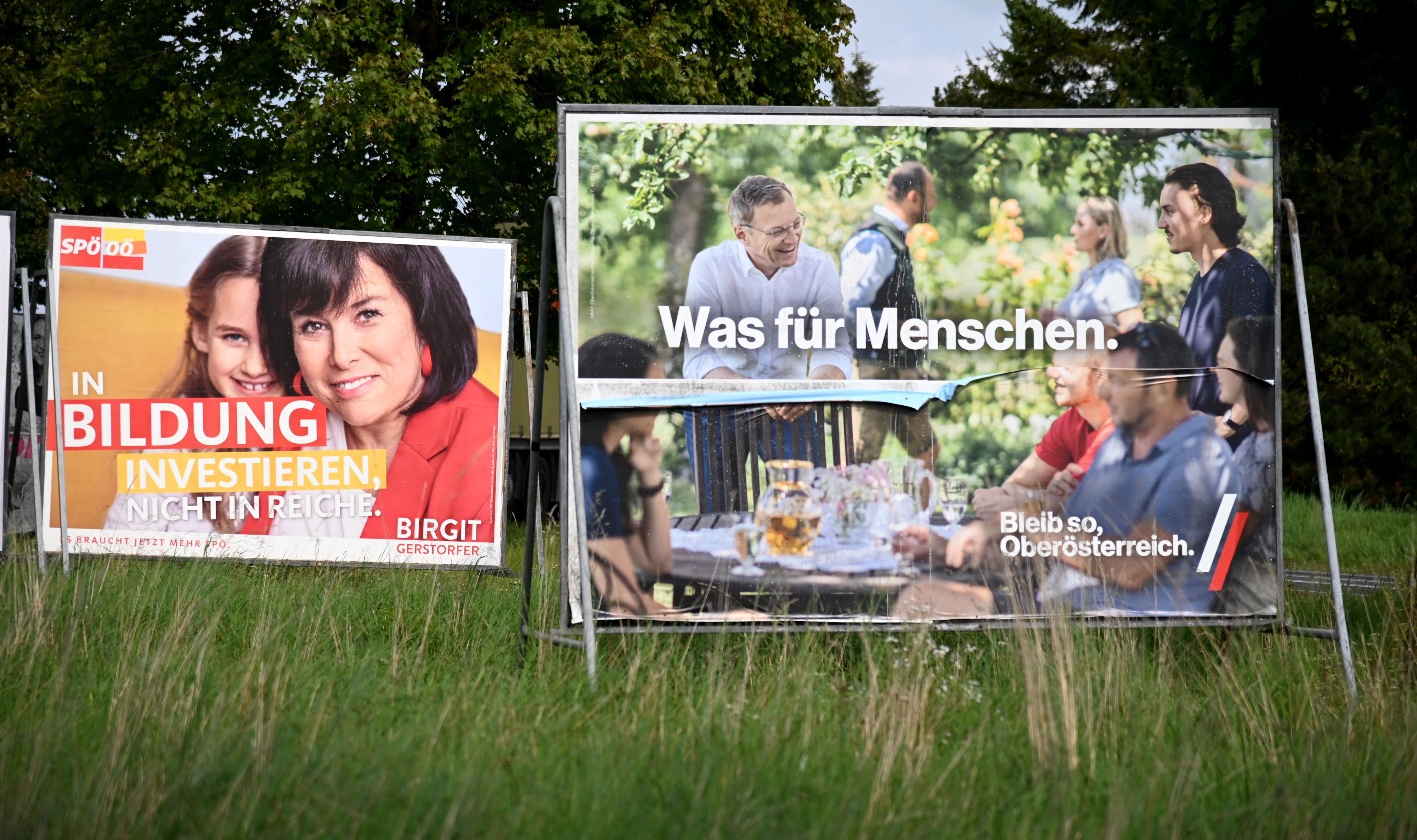 Download von www.picturedesk.com am 24.09.2021 (11:47).  ABD0003_20210902 - MARCHTRENK - ÖSTERREICH: Plakate von SPÖ und ÖVP am Dienstag, 31. August 2021, in Marchtrenk. Die oberösterreichische Landtagswahl findet am 26. September 2021 statt. - FOTO: APA/BARBARA GINDL - 20210831_PD14670 - Rechteinfo: Rights Managed (RM)