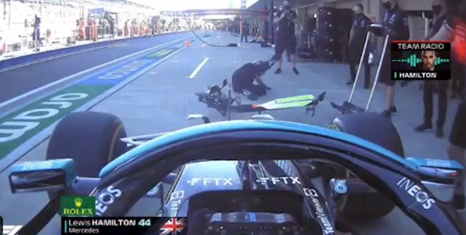 Hamilton crasht in seinen Mechaniker