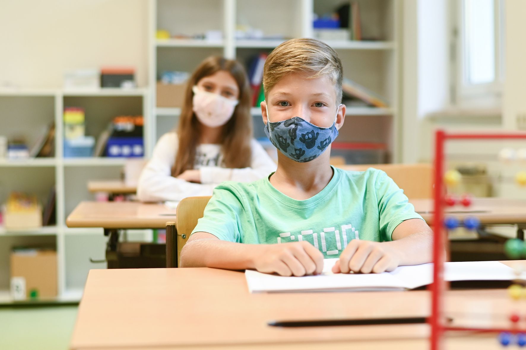 Download von www.picturedesk.com am 24.09.2021 (16:11).  15.09.2021 AUT, Schärding, Fototermin, Themenbild, im Bild der Schüler Fabian (10) mit Maske im Unterricht. PhotoCredit Johanna Schlosser - 20210915_PD13545 - Rechteinfo: Rights Managed (RM) Nur fÃ¼r redaktionelle Nutzung!