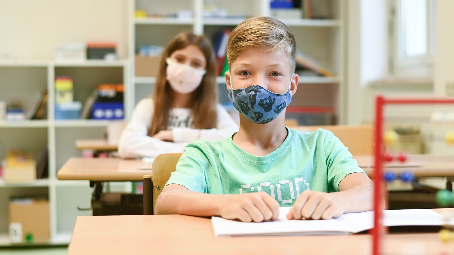 Download von www.picturedesk.com am 24.09.2021 (16:11).  15.09.2021 AUT, Schärding, Fototermin, Themenbild, im Bild der Schüler Fabian (10) mit Maske im Unterricht. PhotoCredit Johanna Schlosser - 20210915_PD13545 - Rechteinfo: Rights Managed (RM) Nur fÃ¼r redaktionelle Nutzung!