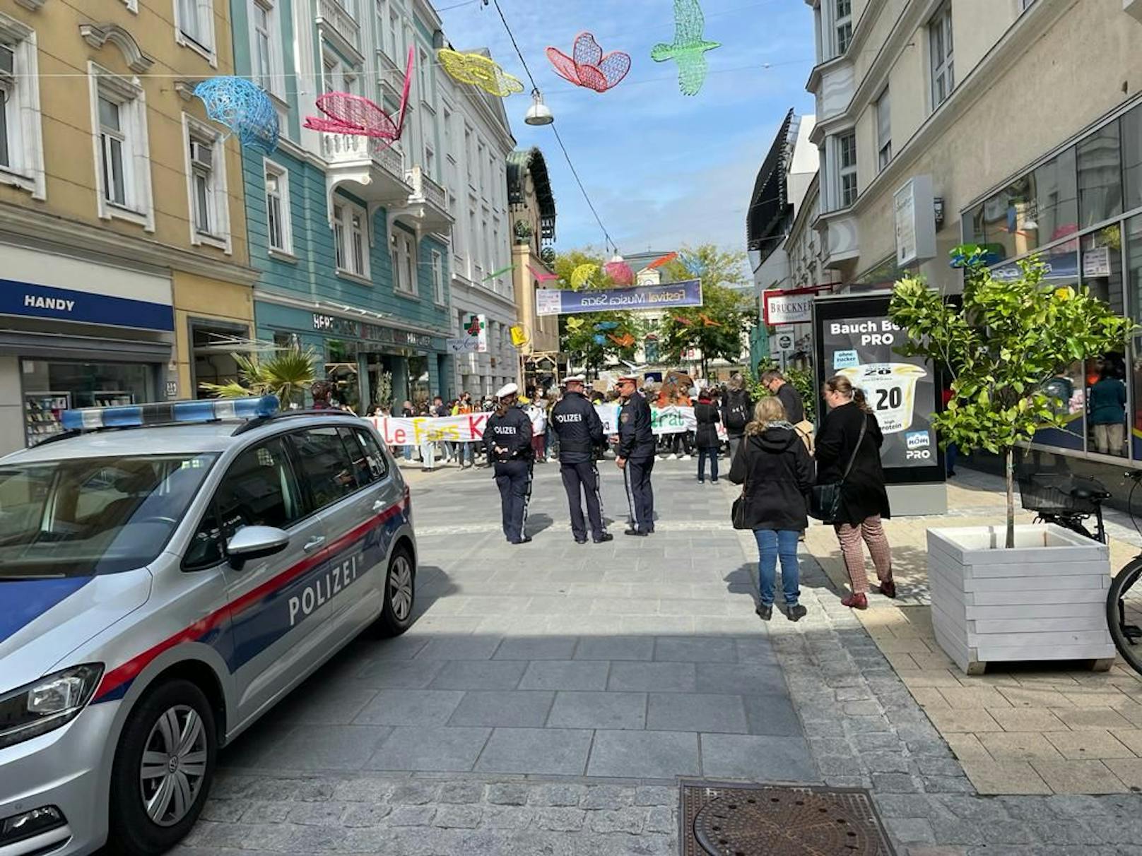 Dabei ziehen die Aktivisten vom Bahnhofsplatz über das Landhaus bis hin zum Rathausplatz.&nbsp;