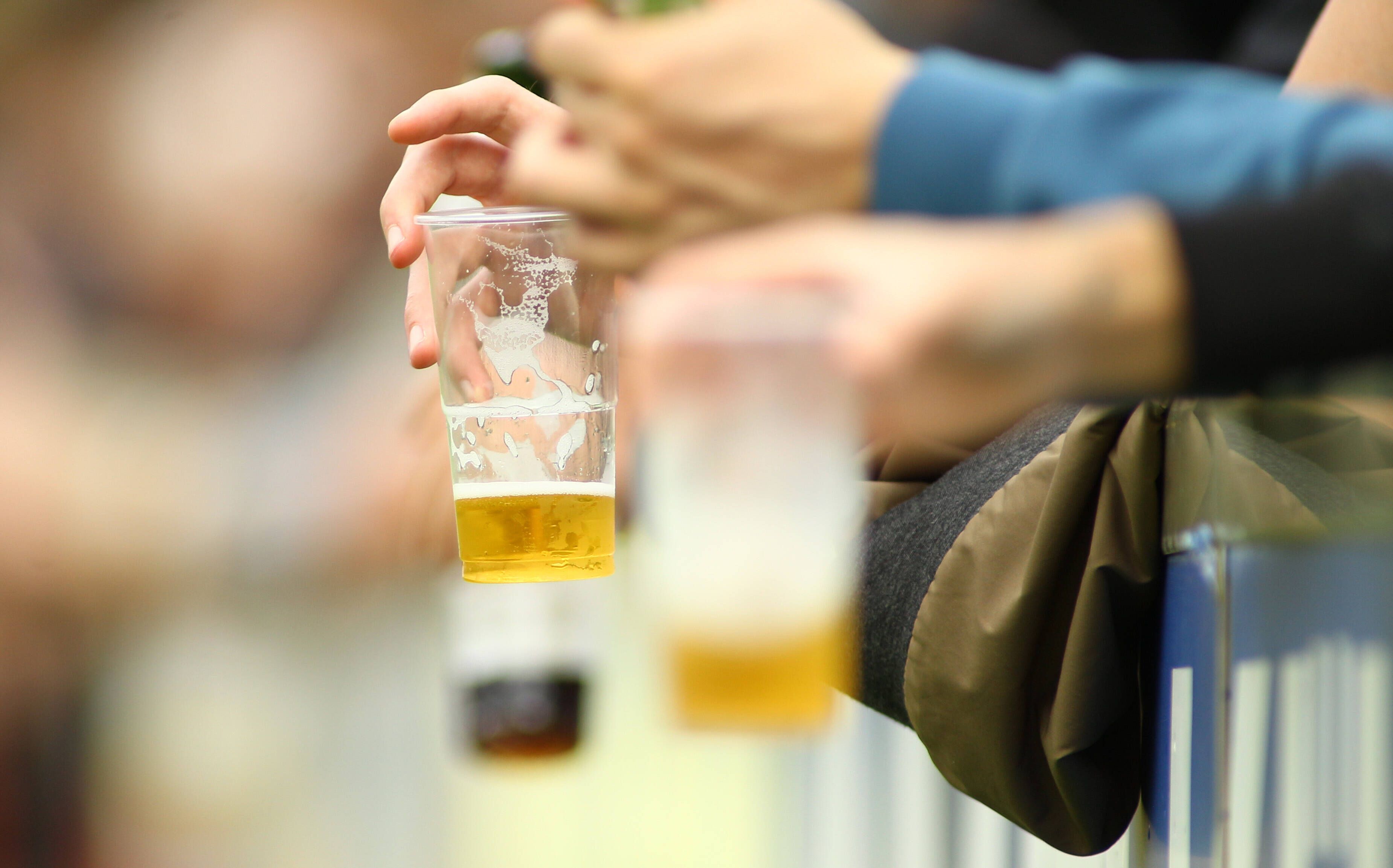 Bier soll in englische Stadien zurückkehren. 