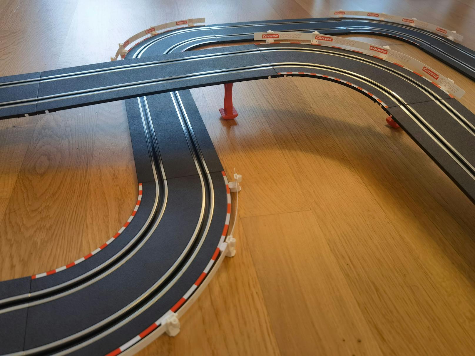 Mit Carrera GO!!! Build 'n Race ist dem Unternehmen ein kluger Schachzug gelungen, der Kreativen gefällt. Dass sowohl Strecken als auch Fahrzeuge mit Bausteinen erweitert ...
