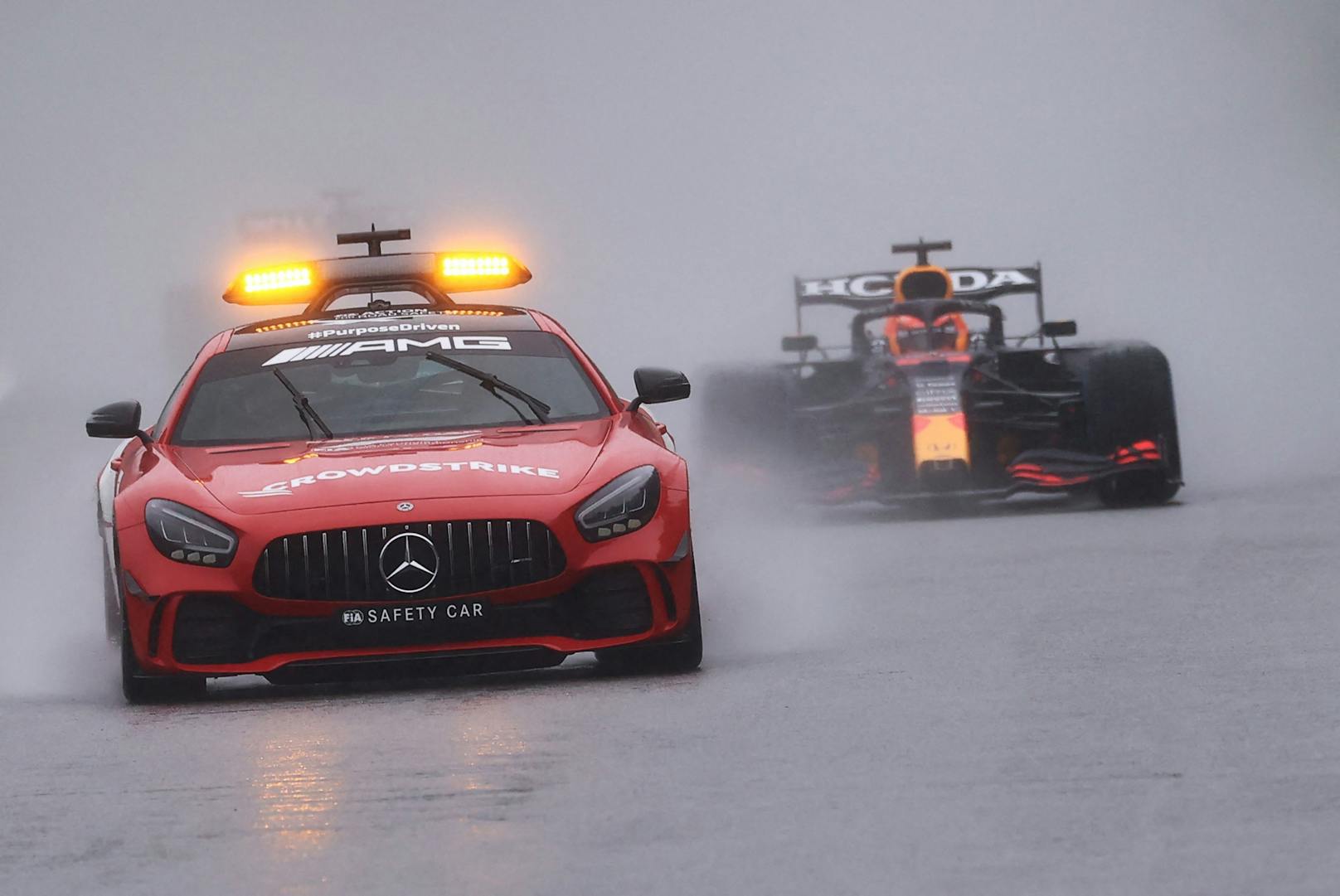 Max Verstappen, ein Sieger ohne Rennen! In Spa wurden aufgrund schwerer Regenfälle nur zwei Runden hinter dem Safety Car gedreht, die halben Punkte wurden vergeben. Die Sensation lieferte Williams-Pilot George Russell mit Platz zwei.