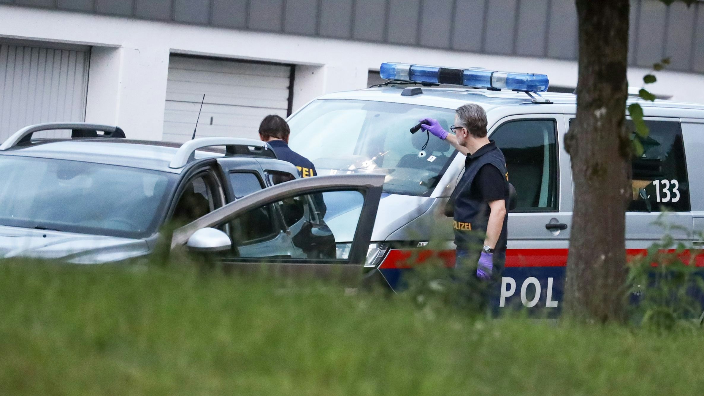 Download von www.picturedesk.com am 25.09.2021 (16:47).  ABD0001_20200614 - ALTMÜNSTER - ÖSTERREICH: ZU APA0042 VOM 14.6.2020 - Bei einem Schusswechsel mit der Polizei in Altmünster (Bezirk Gmunden) dürfte in der Nacht auf Sonntag, 14. Juni 2020, offenbar eine Person getötet worden sein. Ein Mann soll noch am Einsatzort gestorben sein. Im Bild: Polizeibeamte am Ort des Schusswechsels. - FOTO: APA/MATTHIAS LAUBER - 20200614_PD0492 - Rechteinfo: Rights Managed (RM)