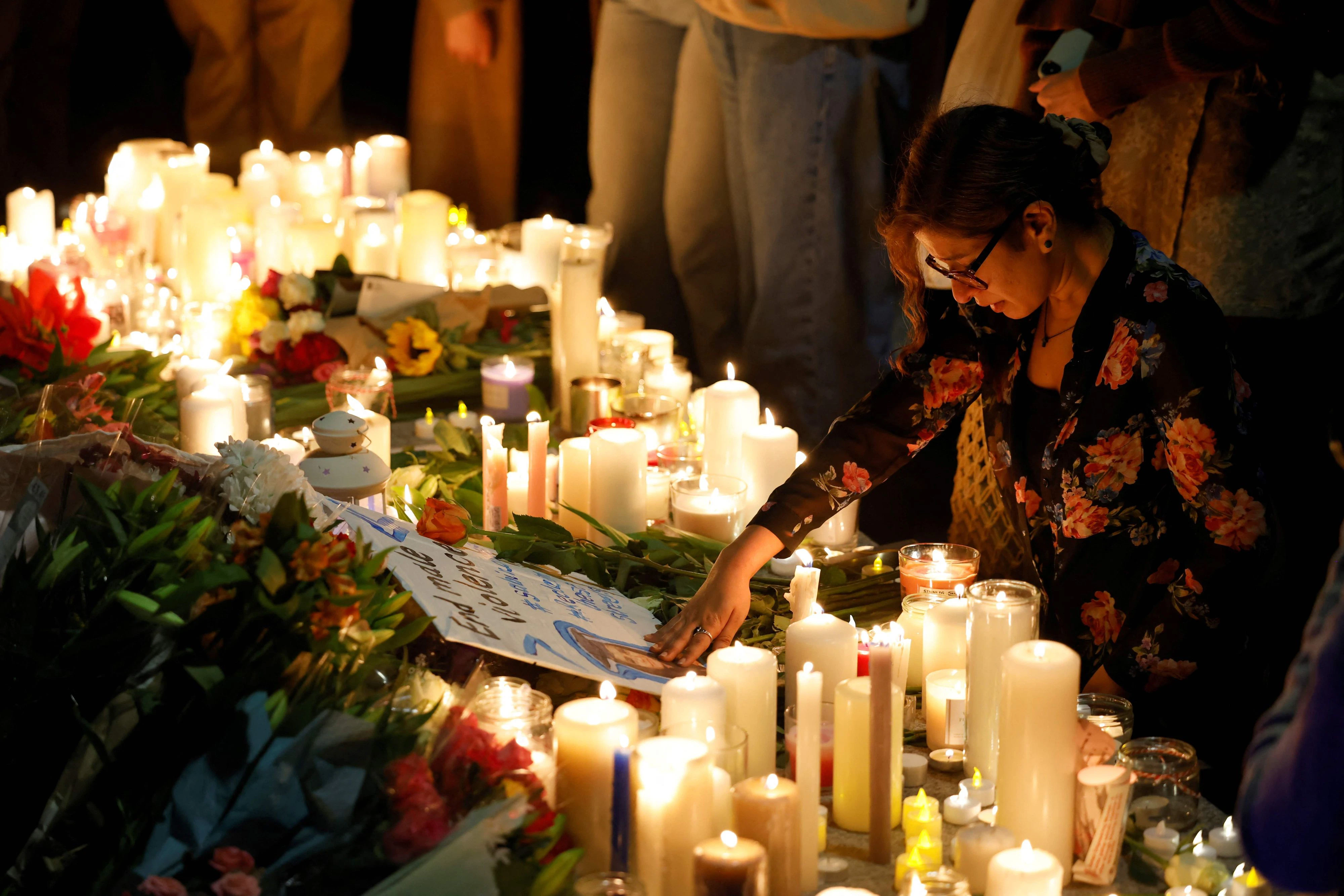 Nach dem Mord an einer jungen Frau in London haben Hunderte Menschen bei einer Mahnwache der 28-Jährigen gedacht.