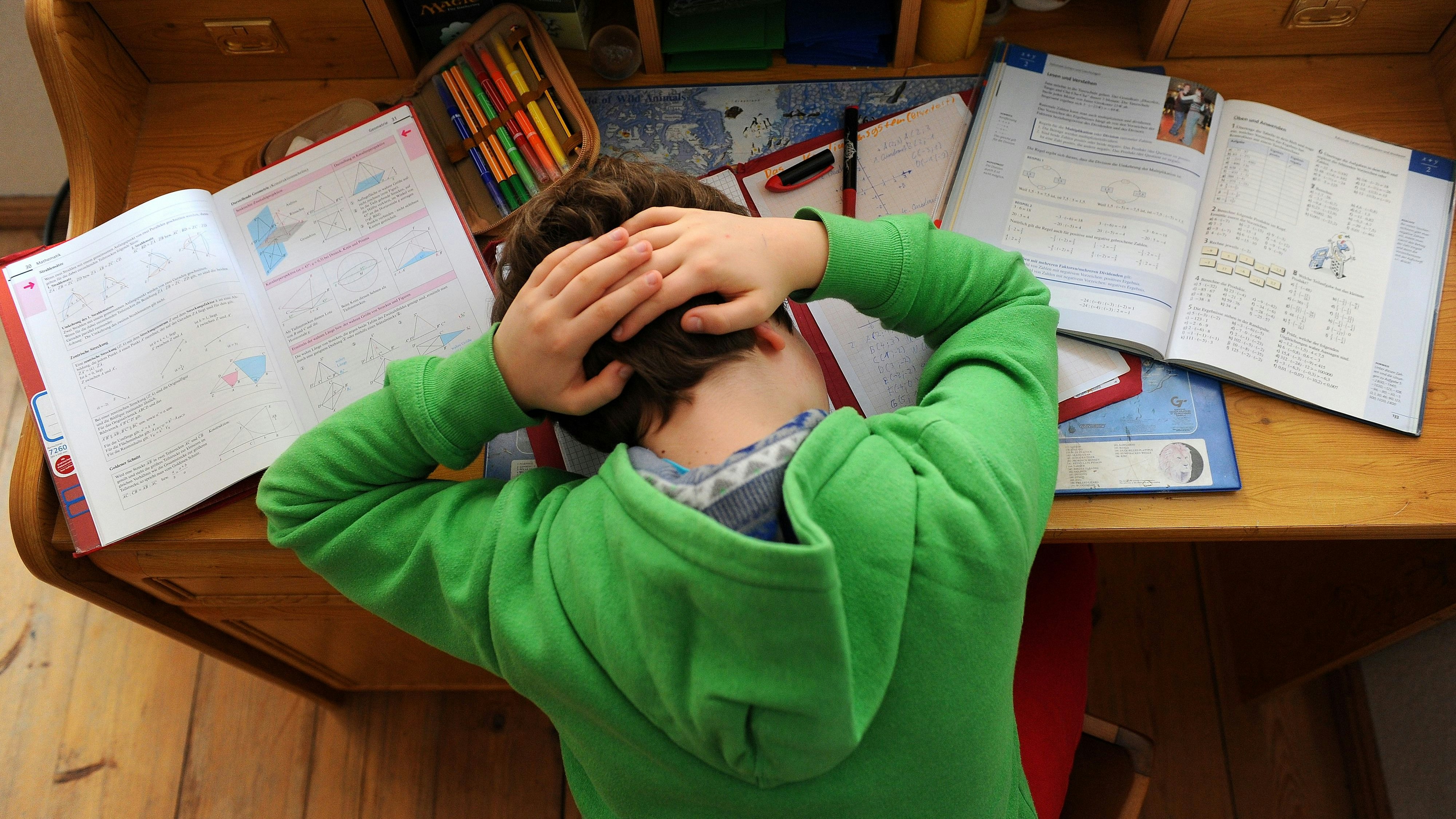 Download von www.picturedesk.com am 25.09.2021 (14:36).  A boy is doing his homework in Dresden (Saxony) on 19 March 2013 and desperately holds his head. Photo: Thomas Eisenhuth - 20130319_PD10361 - Rechteinfo: Rights Managed (RM)